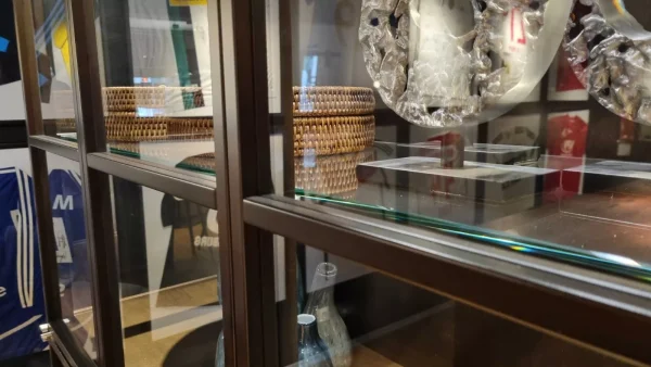Vitrinenschrank Quadrat – Bild 5