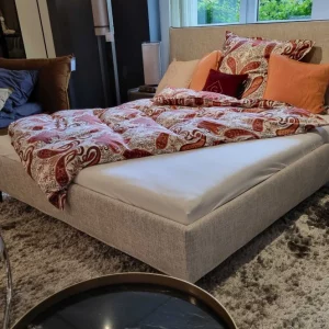 Signet - Bett Shirin Stoff lichtgrau ohne Matratzen etc. - LP 3.120,- EUR