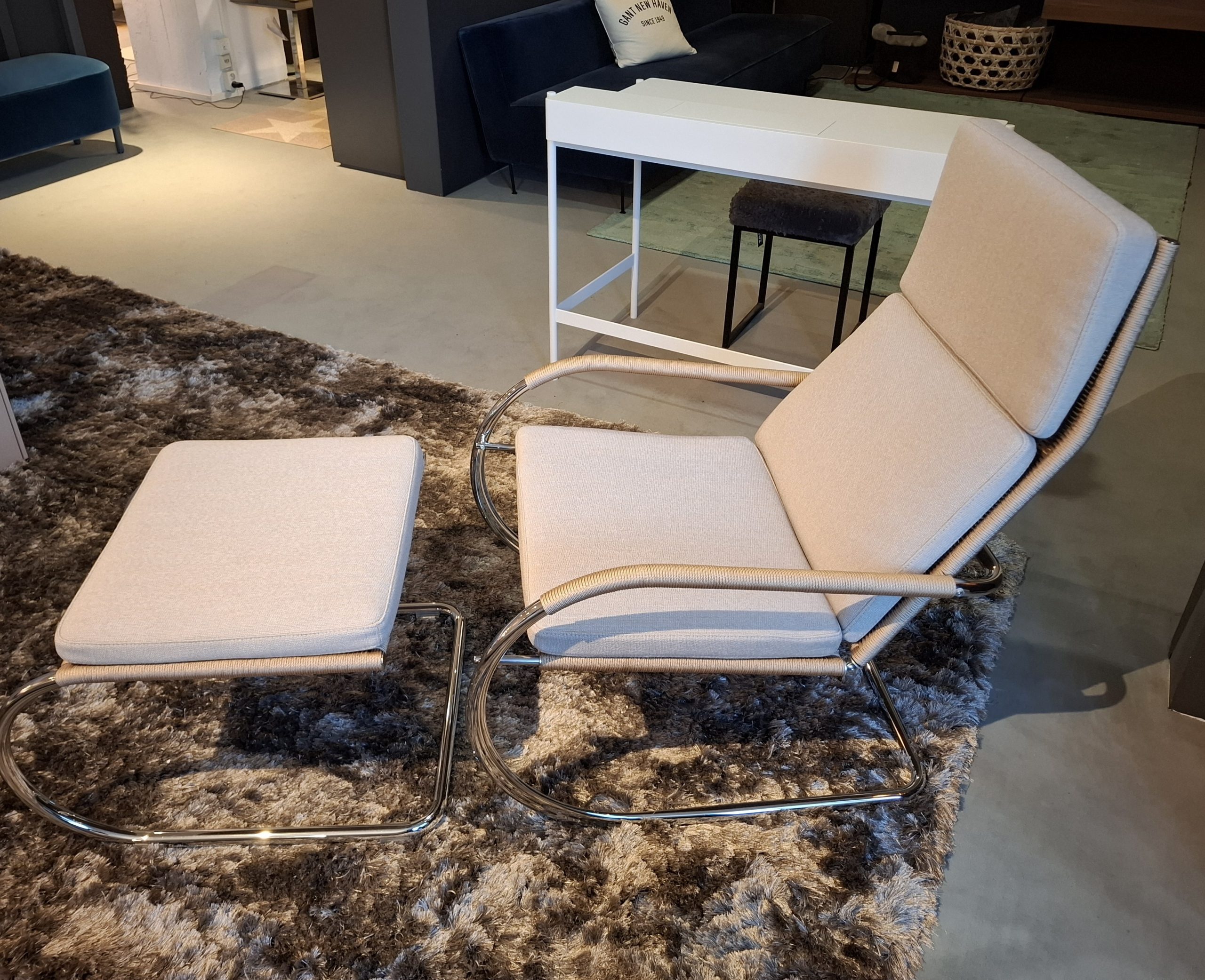 Tecta - Kragsessel D35-1 inkl. Hocker - LP 4.804,- EUR – Bild 3